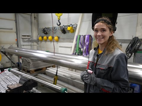 Видео: Русская красавица работает сварщицей на производстве коммуникаций из Нержавеющей стали
