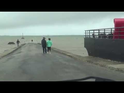 Видео: Жизнь во Франции. Одна из кратчайших дорог на остров Нуармутье идет под воду!