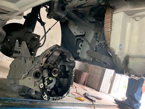 Видео: Renault Kangoo 2010 год 1.5 CDI Снимаем Коробку , Побежал Выжимной