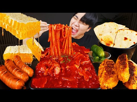 Видео: ASMR MUKBANG & Готовка | ОСТРАЯ ЛАПША & жареная курица & КОЛБАСА | звук еды !!