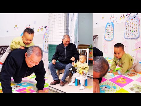 Видео: Кайкай с радостью покатался на дедушке😆: ​​Дедушка и Кайкай прекрасно провели время!