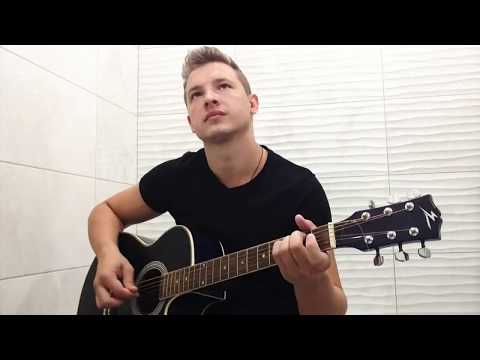 Видео: Душевно спел песню под гитару-Помолимся за родителей