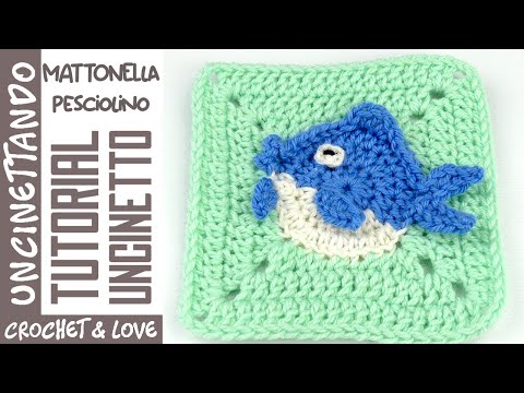 Видео: Как связать квадрат крючком с рыбкой в ​​центре.