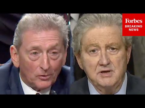 Видео: «Вы живете в чьем-то левом переднем кармане?»: Джон Кеннеди быстро допрашивает кандидата Трампа н...