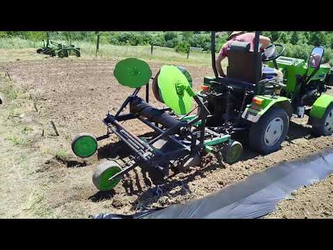Видео: Саморобний трактор і Саморобний плівко укладач для полуниці у роботі на суглинку!!!!