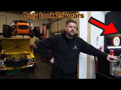 Видео: ОН ПОКУПАЕТ КЛАССИЧЕСКИЙ АВТОМОБИЛЬ МЕЧТЫ ЧЕРЕЗ 25 ЛЕТ