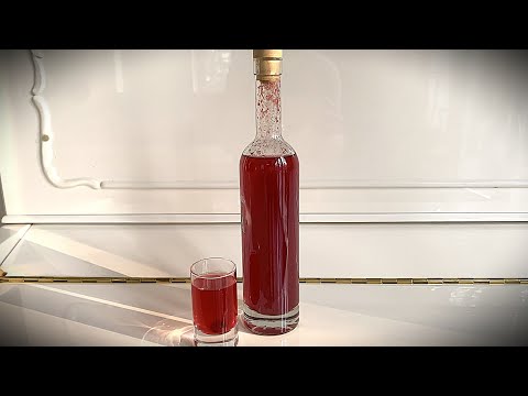 Видео: Изумительная КЛЮКВЕННАЯ НАСТОЙКА всего за 2 часа! Секреты быстрой экстракции.