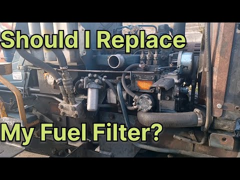 Видео: Как заменить топливный фильтр и удалить воздух из системы; Kubota B7100