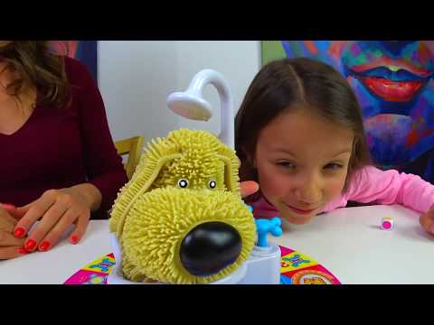 Видео: Челлендж с Папой Soggy Doggy Game Challenge Попробуй не Намокни Залили Все Слизью / Вики Шоу
