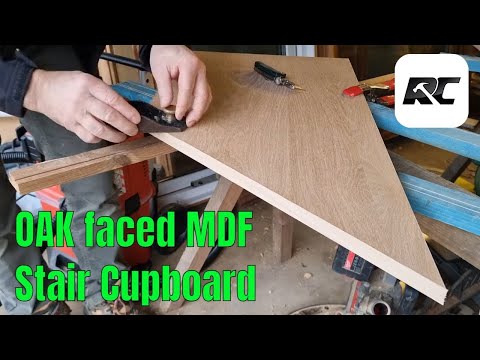 Видео: Простой фасад шкафа под лестницей из МДФ с отделкой под дуб, петли Blum, железо на шпонированных ...