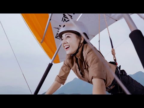 Видео: Девушка боится высоты, но тот, кто летит самым высоким, наконец! Тренеры восхищаются ее!