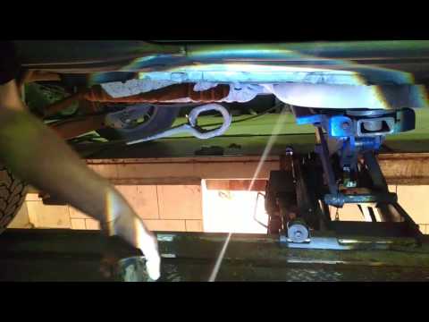 Видео: Замена сайлентблока рессоры. Chrysler Town&Country, Voyager, Dodge Caravan. Как это делается.