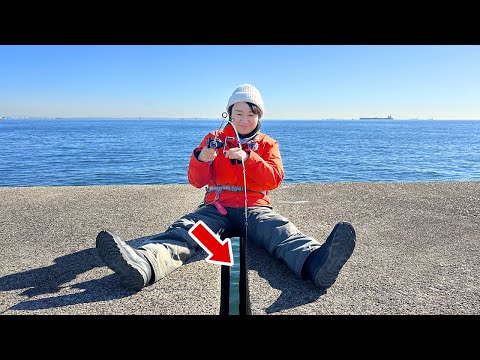 Видео: Если закинуть приманку в щели насыпи, можно поймать рыбу!