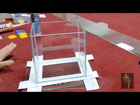Видео: Как склеить маленький аквариум для петушка или лялиуса