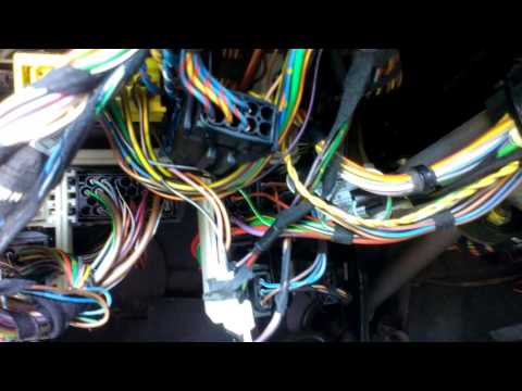 Видео: БМВ Е34 Удаляем китайскую сигнализацию ч.2 BMW E34