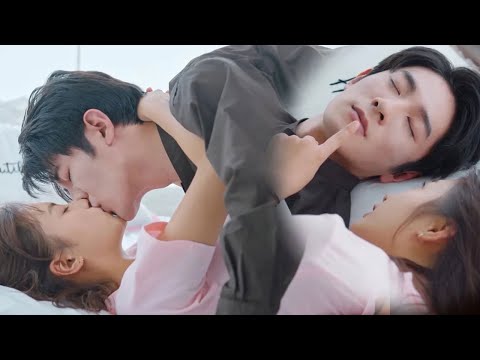 Видео: Они поцеловались и у них был первый раз, он слишком устал, чтобы открыть глаза