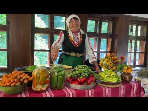 Видео: Ето как една умятна жена приготвя туршия