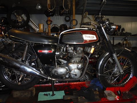Видео: Техническое обслуживание центральной подножки Triumph Trident и почему я, вероятно, никогда не бу...