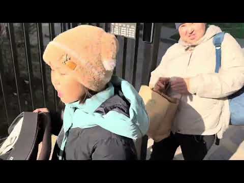 Видео: Атасын ауылға шығарып салуда