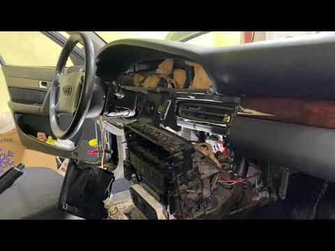 Видео: Audi a6 c4 Замена торпеды, установка руля под толстый вал, гаражная жизнь