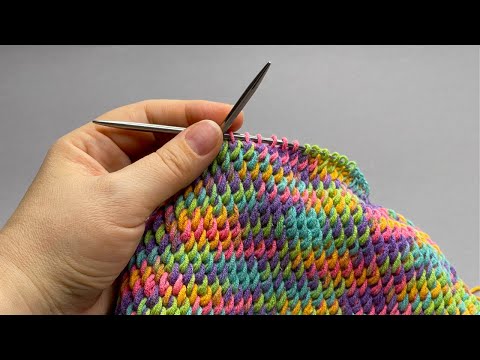 Видео: ПЕРЕРУЧЕННЫЙ узор спицами ❤🧡💛💚💙💜 вяжем по кругу