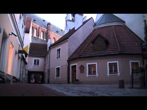 Видео: Ночью, в узких улочках Риги