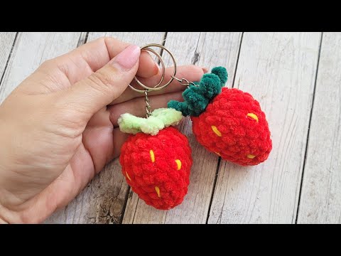 Видео: 🍓 Клубника из плюшевой пряжи крючком  🍓 брелок крючком 🍓crochet strawberries👍Erdbeeren häkeln