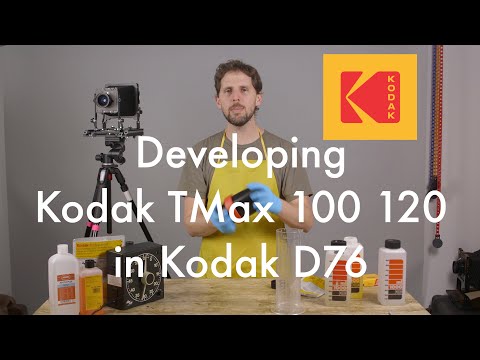 Видео: Проявка Kodak TMax 100 120 с использованием D76 || Проявка с Нико