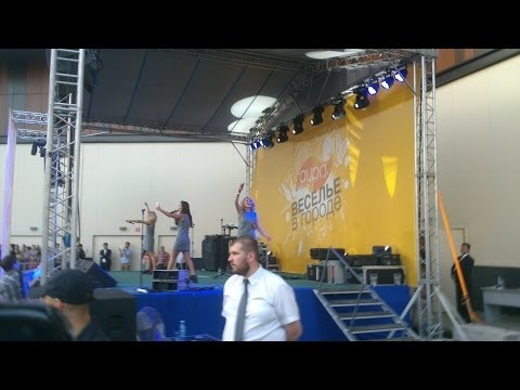 Видео: Выступление группы SEREBRO в ТРЦ "Аура" Ярославль 24 мая 2014 г.