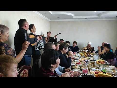 Видео: Бекзаттарым ай, Жегжаттарым ай деп құдаларға ән салды