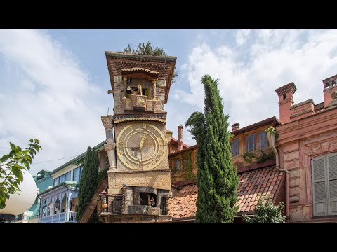 Видео: Грузия, Тбилиси, часы "Цикл жизни" театра марионеток Резо Габриадзе