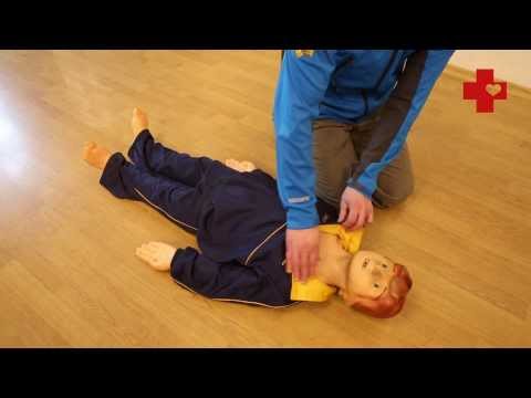 Видео: Первая помощь: как сделать искусственное дыхание взрослому и младенцу