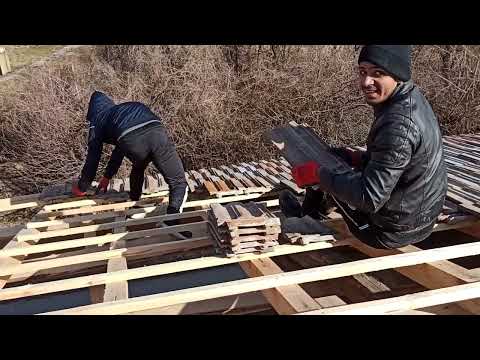 Видео: Полагане на Цигла на Покрива на Плевника - Трета Част / Живот на Село