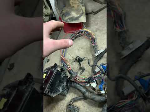 Видео: Митсубиси Каризма не горит панель приборов и подсветка в салоне.Ремонт электропроводки.