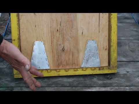 Видео: Як самому зробити простий бджоловидаляч