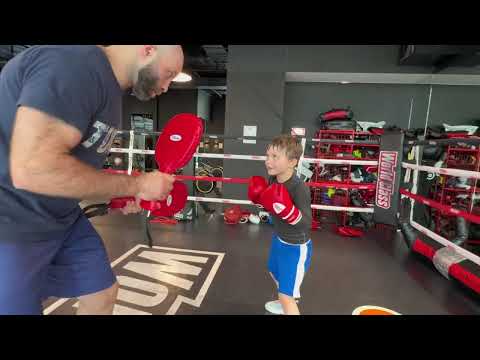 Видео: Скорость МОЛНИИ! ⚡ 6-летний ПЕТЯ и папа отрабатывают удары на ракетках