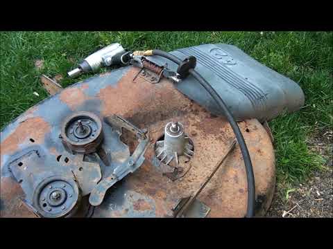 Видео: КАК «ВОССТАНОВИТЬ» 42-дюймовую режущую деку самоходной газонокосилки Junkyard Craftsman. Поразите...