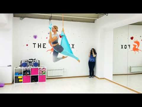 Видео: Аэройога | Йога в гамаках | Флай йога | Воздушная йога