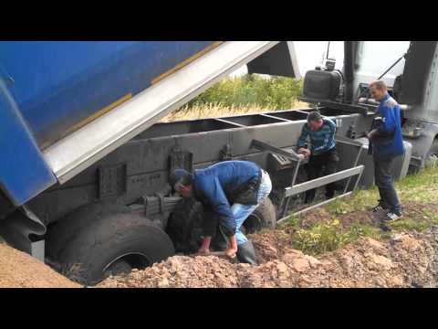 Видео: Гружёный самосвал наглухо застрял