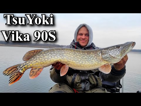 Видео: Он ловит огромную щуку на каждой рыбалке и стоит дешево!  Обзор TsuYoki Vika 90S.