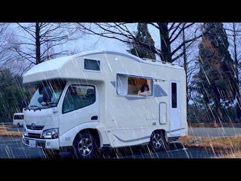 Видео: [Субтитры] Автомобильный поход через туманную гору РОККО | Жизнь в фургоне
