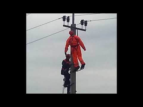 Видео: снятие пострадавшего с опоры