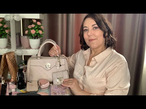 Видео: ASMR What's in my purse/ЧТО В МОЕЙ СУМКЕ GUESS/ТИХИЙ ГОЛОС РЕЛАКС Триггеры Звук пластика шуршание