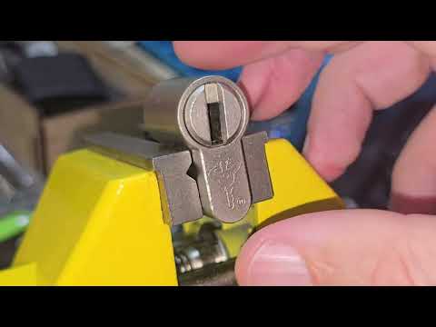Видео: 🔐 Вскрытие замка Mul-T-Lock без повреждения | Lockpicking отмычками