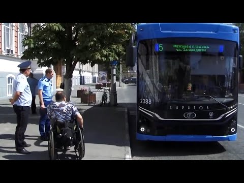 Видео: В Саратове инвалиды на колясках не могут попасть в автобусы и троллейбусы