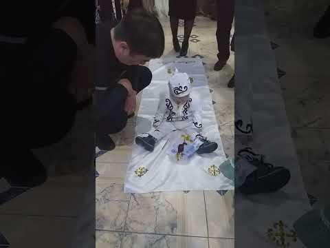 Видео: Айсұлтан тұсау кесер сәттен.