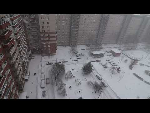 Видео: Зимний двор жилого дома в спальном районе Санкт-Петербурга