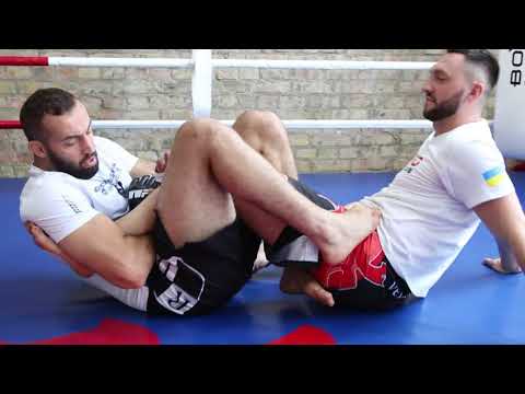 Видео: ЧЕМПИОН МИРА ПО ММА - ПОКАЗАЛ ТОП ТРИ БОЛЕВЫХ ПРИЕМА НА НОГИ