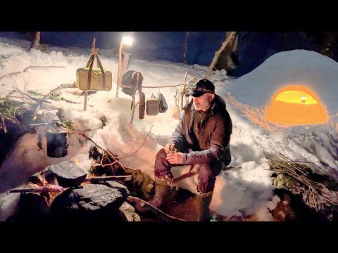Видео: Одинокий двухдневный зимний лагерь в снежной пещере у ручья. Снежный приют. иглу.