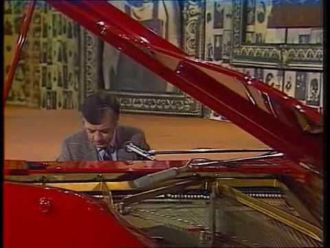 Видео: Раймонд Паулс - Листья желтые (instrumental)